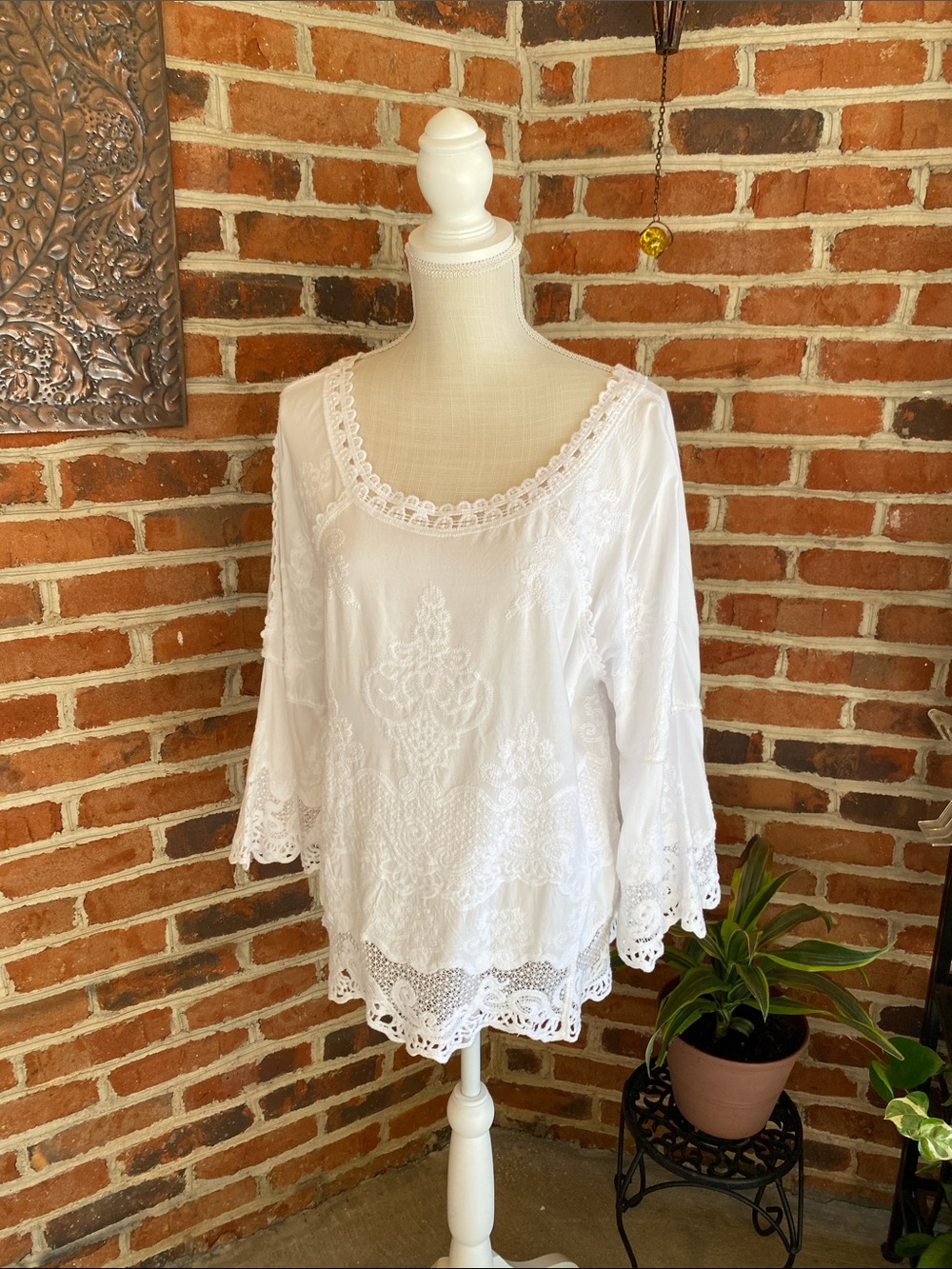 Democracy lace trimmed top, excellent condition, size M
